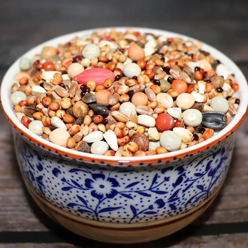 鸽子主要以杂粮为主食，适合喂食的饲料种类多样，可以根据季节和需求调整饲料配比。